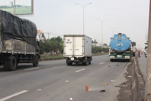 Xe máy chạy vào làn ô tô, 1 người tử vong