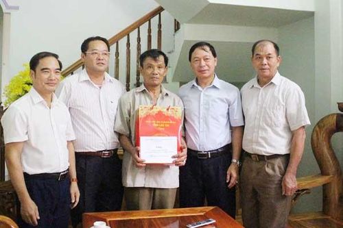 Trưởng Ban Tuyên giáo Tỉnh ủy thăm, tặng quà người có công, gia đình chính sách tại huyện Bắc Hà