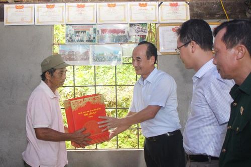Đồng chí Vũ Xuân Cường, Phó Chủ tịch Thường trực HĐND tỉnh thăm, tặng quà gia đình chính sách huyện Văn Bàn