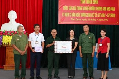 Đồng chí Phó Chủ tịch HĐND tỉnh thăm, tặng quà nhân ngày Thương binh, liệt sỹ 27/7