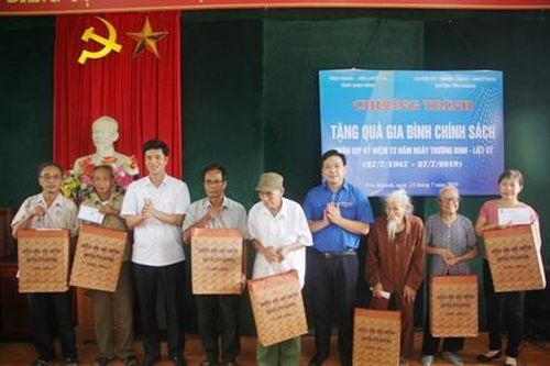 Tỉnh đoàn Ninh Bình dâng hương tại Đền thờ Bác Hồ và các Anh hùng liệt sỹ xã Khánh Cư