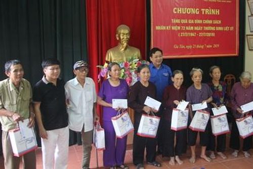 30 suất quà tặng cho gia đình chính sách, người có công, Mẹ Việt Nam anh hùng xã Gia Tân