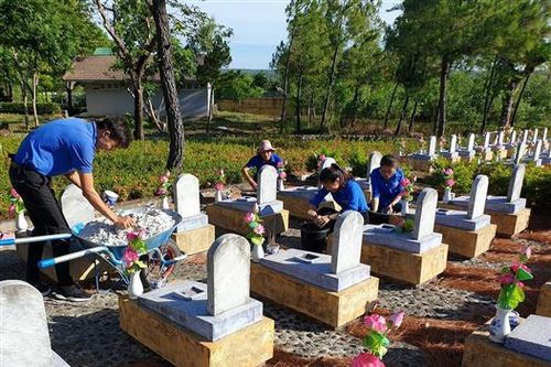 Tình nguyện thay cát cho hơn 10.000 bát hương tại Nghĩa trang Liệt sĩ Quốc gia Đường 9