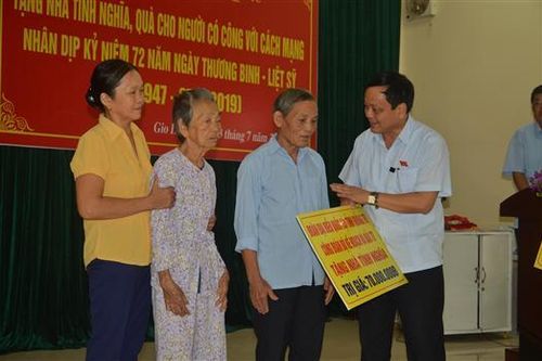 Lãnh đạo tỉnh Quảng Trị thăm, tặng quà các đối tượng chính sách