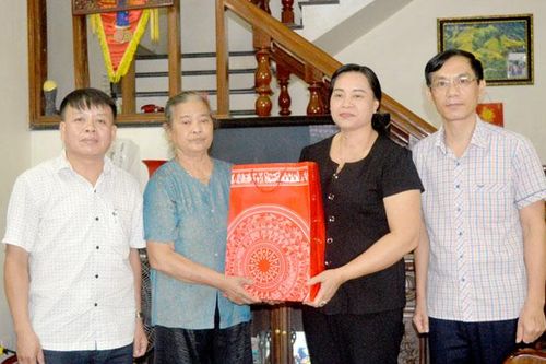 Các đồng chí lãnh đạo tỉnh tặng quà gia đình chính sách, người có công huyện Yên Sơn và TP Tuyên Quang