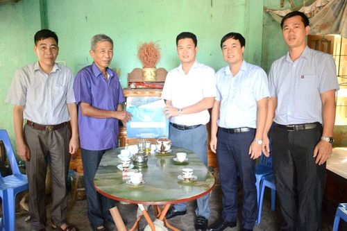 Công ty Xăng dầu Tuyên Quang tặng quà gia đình chính sách huyện Sơn Dương