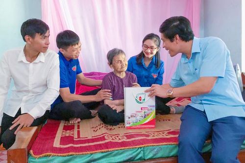 Thăm, tặng quà Mẹ Việt Nam Anh hùng, gia đình chính sách, người có công