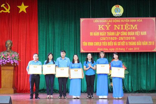 Tôn vinh công nhân viên chức, người lao động, cán bộ công đoàn tiêu biểu