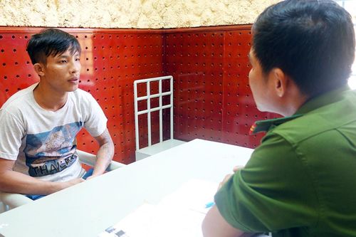 Vào tận mùng phụ nữ để giật điện thoại