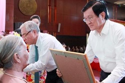 Trao tặng danh hiệu Bà mẹ Việt Nam Anh hùng tại Sóc Trăng