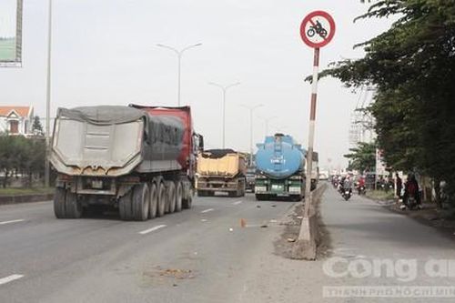 Thanh niên đi xe máy tử nạn sau cú va chạm xe bồn