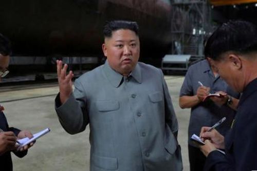 Kim Jong Un thị sát xưởng đóng tàu ngầm, gây quan ngại về phát triển tên lửa