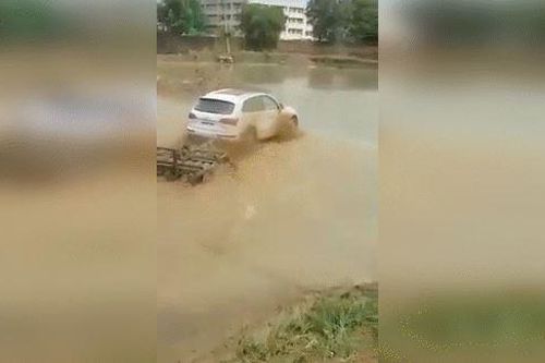 Clip: Người đàn ông chơi trội, dùng xe sang Audi Q5 làm máy cày ruộng