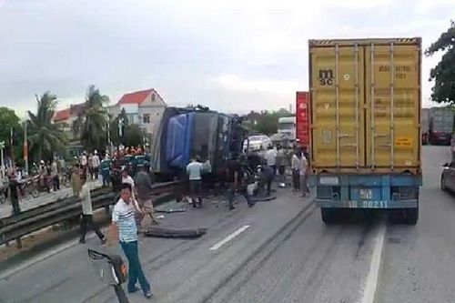 Xe tải đổ vào đoàn người đi xe máy tại nút giao, 5 người tử vong