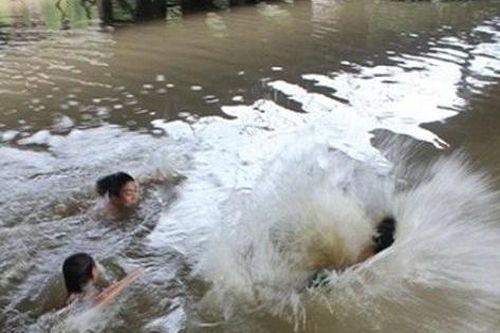 Hai chị em họ ở Hải Dương chết đuối dưới cầu