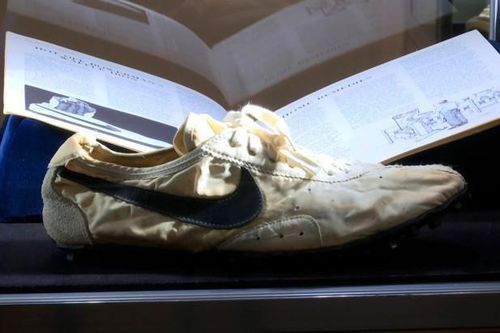 Đôi giày Nike cổ đấu giá được gần nửa triệu USD