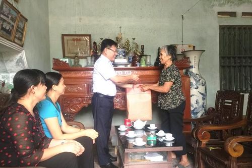 Lãnh đạo huyện Sóc Sơn thăm, tặng quà đối tượng chính sách dịp 27/7