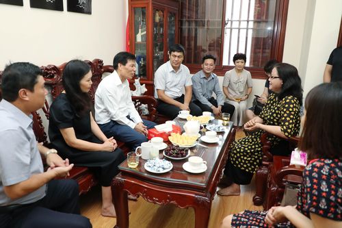 Bộ trưởng Nguyễn Ngọc Thiện thăm các gia đình liệt sĩ có thân nhân công tác tại Bộ VHTTDL
