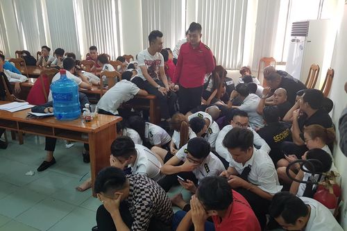 Đột kích quán bar ở trung tâm, phát hiện hơn 200 'dân chơi' sử dụng ma túy
