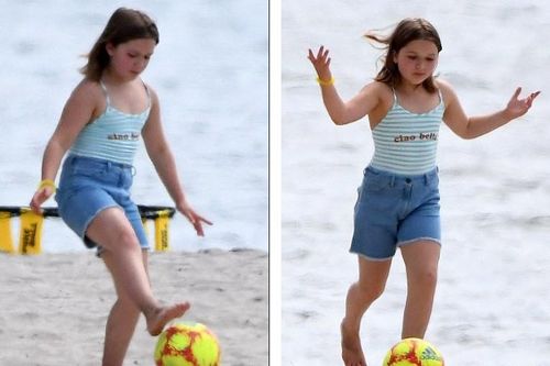 Cô út nhà Beckham bụ bẫm, đá bóng cùng các anh bên bờ biển
