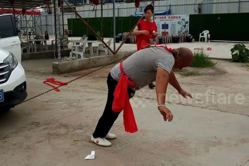 Bậc thầy Kung Fu kéo xe hơi bằng... tai