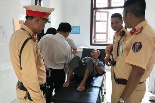 Hà Nội: CSGT giúp đỡ cụ ông 82 tuổi đi xe máy điện gặp tai nạn
