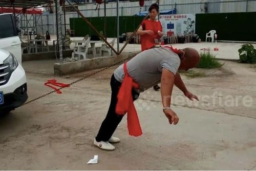 Xem võ sư kéo hai ô tô chỉ bằng một tai