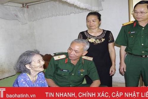 Bộ Tư lệnh Quân khu 4 tặng quà đối tượng chính sách ở Hà Tĩnh