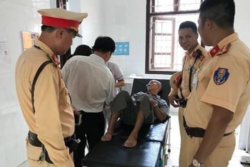 Hà Nội: Cảnh sát giao thông giúp cụ ông gặp tai nạn trên đường
