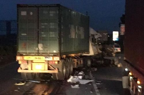 Thêm một vụ tông xe khiến container bẹp nát đầu ngay gần nơi xảy ra vụ lật ô tô tải đè chết 5 người ở Hải Dương