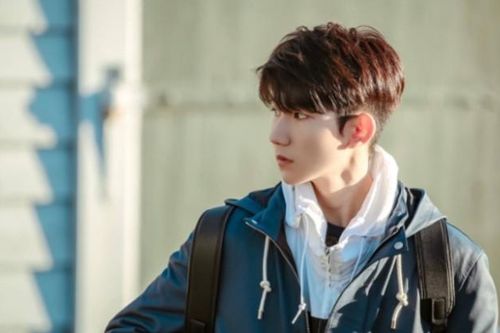 Vương Nguyên bị fan cuồng bám theo xe
