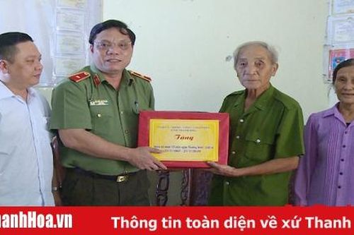 Giám đốc Công an tỉnh thăm, tặng quà các gia đình chính sách