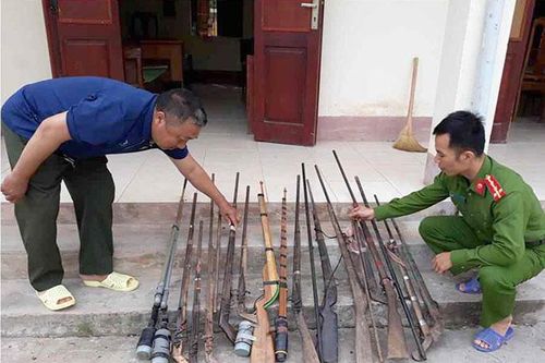 Vận động người dân giao nộp vũ khí, vật liệu nổ, công cụ hỗ trợ