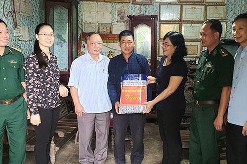 Lãnh đạo tỉnh thăm hỏi, tặng quà gia đình chính sách huyện Mường Nhé