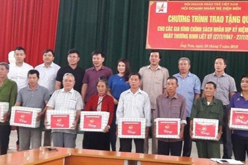 Trao 19 suất quà tặng gia đình chính sách huyện Mường Ảng