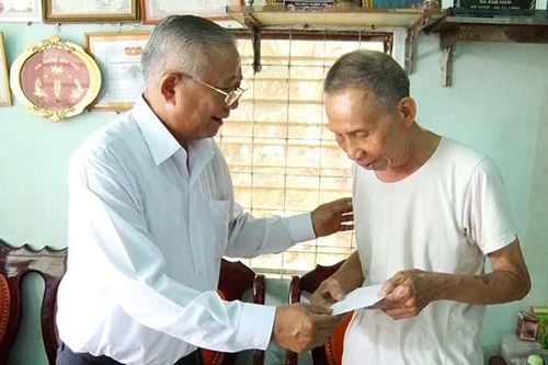 Thăm và tặng quà các gia đình có công