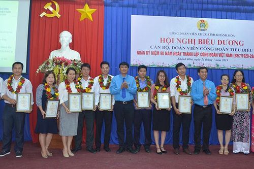 Biểu dương 30 cán bộ, đoàn viên công đoàn tiêu biểu