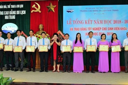 Trường Cao đẳng Du lịch Nha Trang trao bằng tốt nghiệp cho 465 sinh viên
