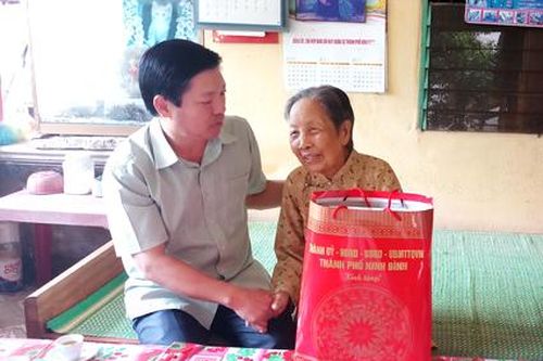 Lãnh đạo thành phố Ninh Bình thăm, tặng quà gia đình chính sách