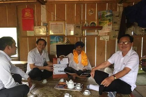 Tổng công ty Đầu tư phát triển nhà và đô thị - HUD tặng 45 suất quà cho các Mẹ Việt Nam anh hùng trên địa bàn tỉnh Quảng Trị
