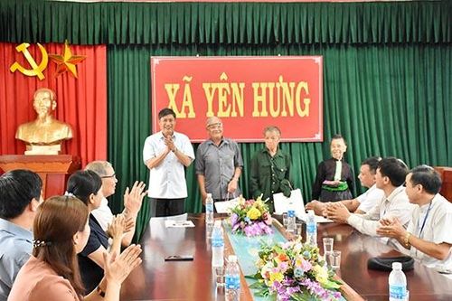 Các đồng chí lãnh đạo tỉnh, địa phương, đơn vị thăm, tặng quà các gia đình chính sách