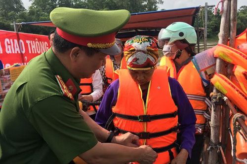 Tuyên truyền về 'Văn hóa giao thông với bình yên sông nước'