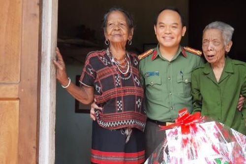 Chính trị - Xã hội Theo dòng thời sự Giám đốc Công an tỉnh thăm các gia đình chính sách tại Nam Đông