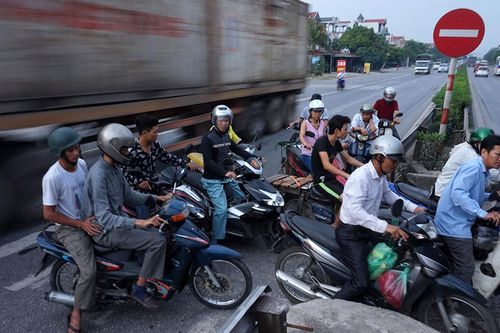 Chùm ảnh: Dân ven Quốc lộ 5 sang đường kiểu 'không sợ chết'
