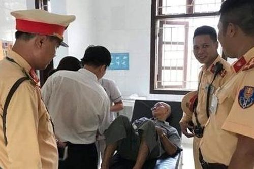 Gặp tai nạn trên quốc lộ, cụ ông 82 tuổi được CSGT đưa đi cấp cứu