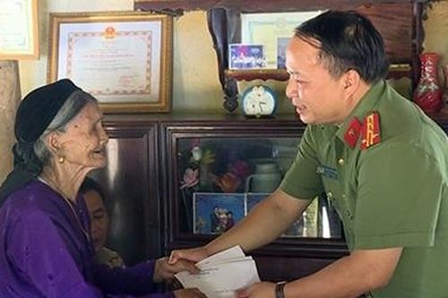 Công an Phú Thọ thăm hỏi, tặng quà Mẹ Việt Nam anh hùng