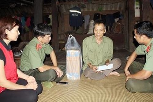 Khám bệnh, cấp thuốc miễn phí cho người dân vùng sâu huyện Đà Bắc