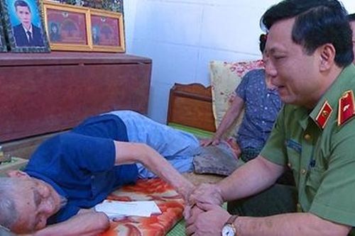Công an tỉnh Thanh Hóa thăm, tặng quà gia đình chính sách