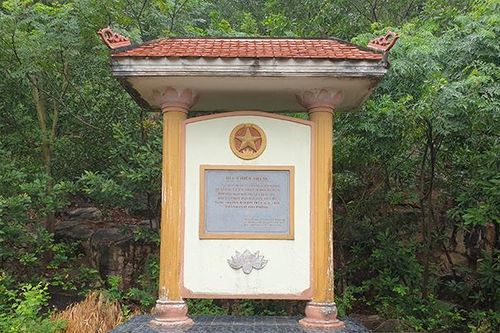 Di tích Bia Chiến thắng trở thành nơi để xe chở lợn ở huyện Kiến Thụy, Hải Phòng