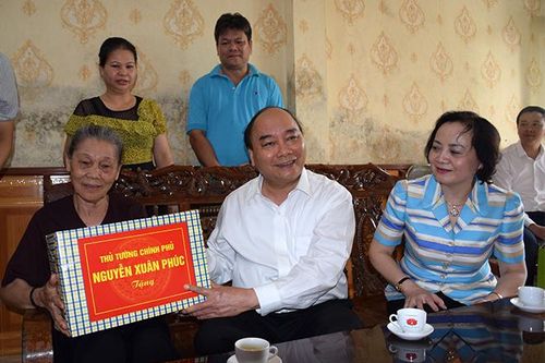 Thủ tướng Chính phủ Nguyễn Xuân Phúc thăm, tặng quà gia đình chính sách tại tỉnh Yên Bái